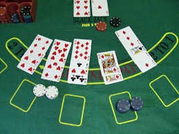 Antarmuka permainan slot Play'n GO menampilkan tabel pembayaran, garis pembayaran, dan tombol spin
